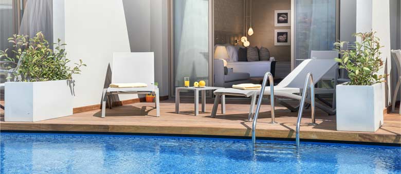 Swim Up Room
