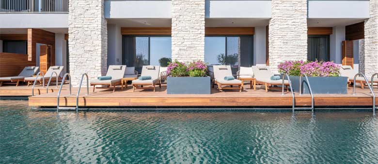 Deluxe Sea Side Family Suite - Swim-up