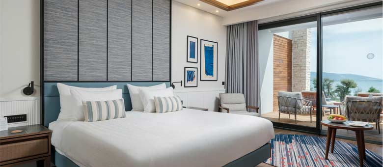 Deluxe Sea Side Swim-Up Room