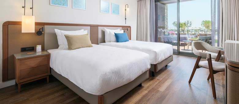 Deluxe Sea Side Family Suite Swim-Up