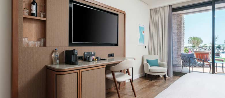 Deluxe Swim-Up Sea Side Room