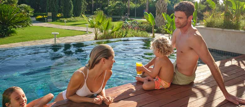 Deluxe Corner Swim-Up Family Suite