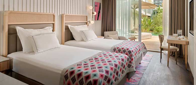 Deluxe Garden Swim-Up Room