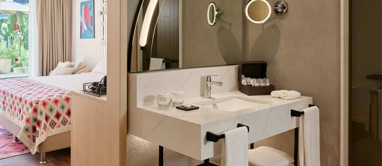 Deluxe Corner Swim-Up Family Suite