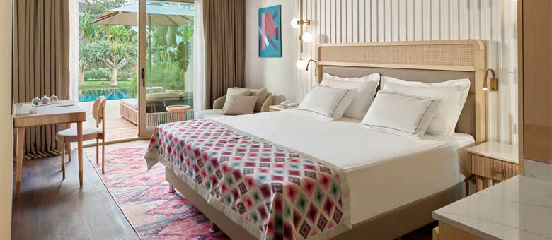 Deluxe Corner Swim-Up Family Suite