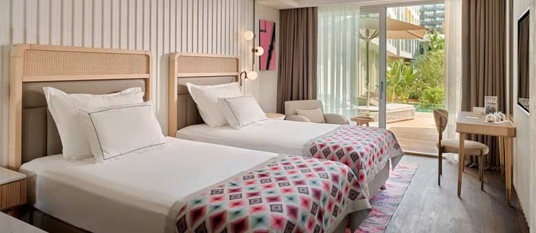Deluxe Family Swim-Up Suite