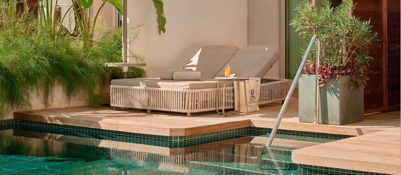 Deluxe Garden Swim-Up Room