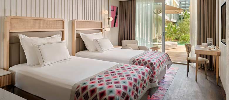 Deluxe Garden Swim-Up Room
