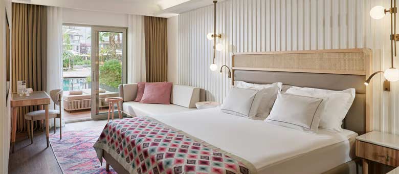 Deluxe Lagoon Swim-Up Room