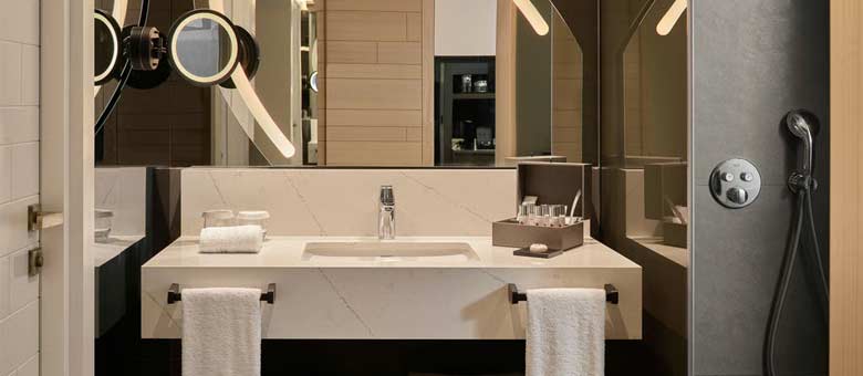 Corner Suite With Jacuzzi & Sea View