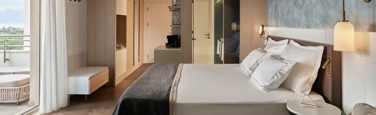 Corner Suite With Jacuzzi & Sea View