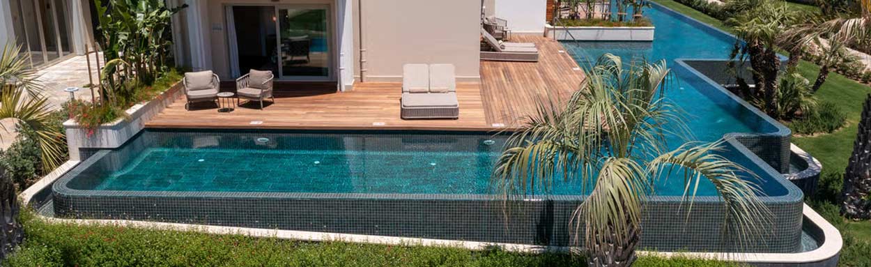 Deluxe Corner Swim-Up Family Suite