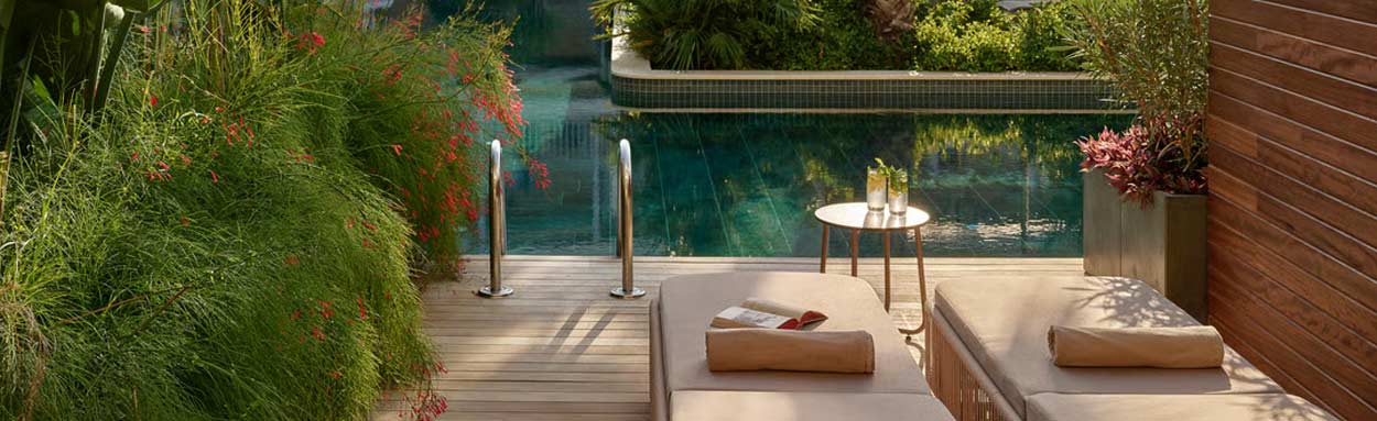 Deluxe Lagoon Swim-Up Room