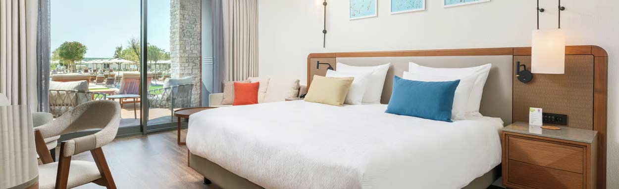 Deluxe Sea Side Family Suite - Swim-Up