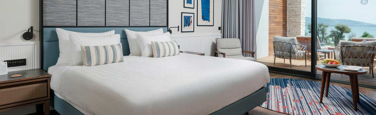 Deluxe Sea Side Swim-Up Room Community Zone